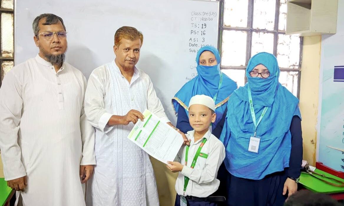২য় সাময়িক মূল্যায়নের রেজাল্ট কার্ড বিতরণ
